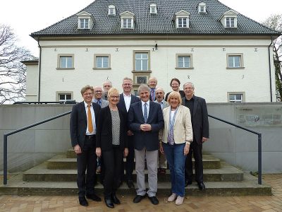 Auf dem Foto von links nach rechts zu sehen: Prof. Hans-Jörg Assion, Reiner Krauße, Hagen Libeau, Bärbel Wiedermann, Dr. Prosper Rodewyk, Landrat Michael Makiolla, Prof. Gereon Heuft, Prof. Rolf Hirsch, Angelika Chur, Dr. Petra Dlugosch, Hans Zakel.