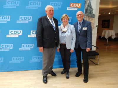 Minister für Arbeit, Gesundheit und Soziales des Landes Nordrhein-Westfalen, Karl-Josef Laumann und Landesbehinderten- und -patientenbeauftragte Claudia Middendorf mit Reiner Krauße.