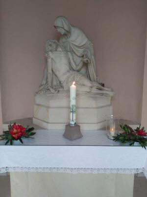 angezündete Kerze in der Kapelle