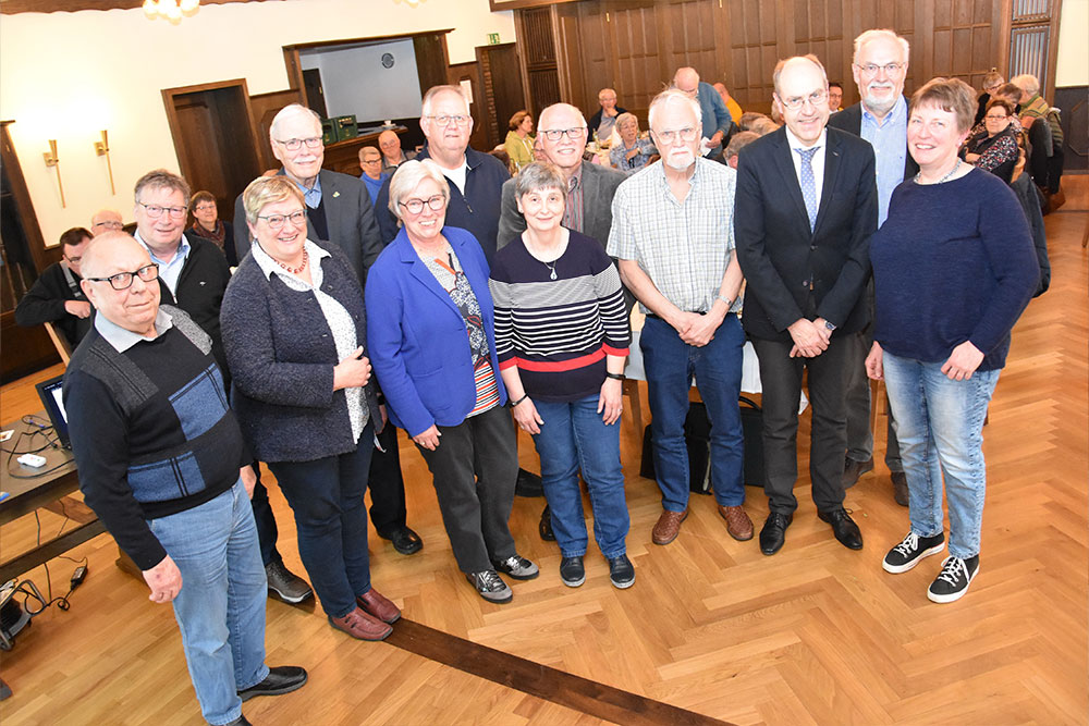Der Vorstand des Parkinson-Forums Kreis Steinfurt e.V. um Reiner Krauße (5.v.r.) mit Wahlleiter Hermann Lindhof (2.v.r.) und Referent Dr. Peter Krege (3.v.r.).